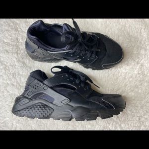 🔥Nike black huarache sneakers like new size 7🔥